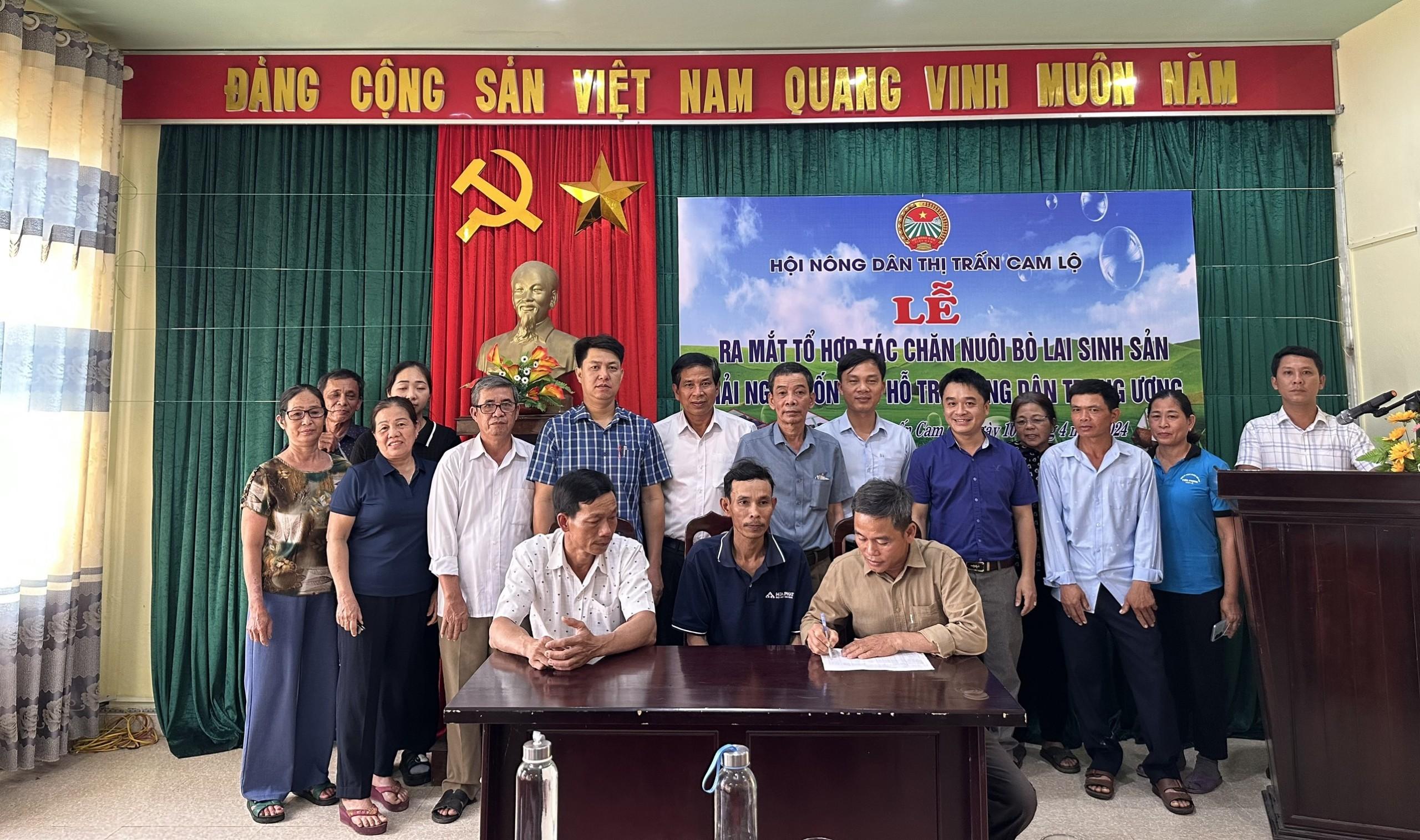 Hội Nông dân thị trấn Cam Lộ tổ chức buổi Lễ ra mắt Tổ hợp tác chăn nuôi bò Lai sinh sản và giải ngân nguồn vốn quỹ HTND Trung ương..